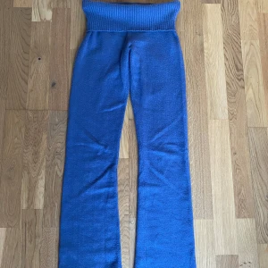 Blå byxor från Gina Tricot - Snygga blå byxor från Gina Tricot med ribbad låg midja och bootcut-stil. Perfekta för en avslappnad look med en skön passform. 