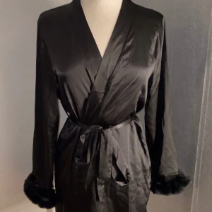 Satinmorgonrock  - Kolla in mitt uf företag Divinarobe Uf där vi erbjuder lyxiga satinmorgonrockar för 199& Finns i storlekar mellan Xs, s och m