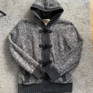 Fodrad kofta/cardigan - Säljer en snygg fodrad kofta/cardigan. Skick 9/10 nästan helt ny inga defekter. Modellen är 186 och sitter perfekt så passar någon runt 180-190. Priset är ej hugget så kom med pris förslag. Koftan är stickad i färgen grå med detaljer av grå blå färg. Skriv för fler frågor eller bilder✔️🤩