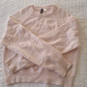 Ljusrosa stickad tröja från H&M - Mysig ljusrosa stickad tröja från H&M. Perfekt för kyliga dagar med sin mjuka och bekväma passform. Tröjan har långa ärmar och ribbade kanter vid ärmslut och nederkant. Ett stilrent val för en avslappnad look. Nypris 200. Den är använd 1 GÅNG. Jag möts bara upp