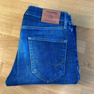 Jack and Jones jeans - Snygga blå jeans från Jack & Jones.  Storlek W30 L34 De har en tapered passform. Hör av er vid frågor eller funderingar! 