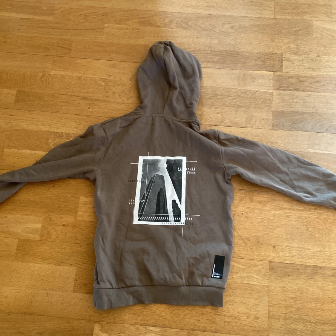 Grön/brun hoodie från Woxg - 1