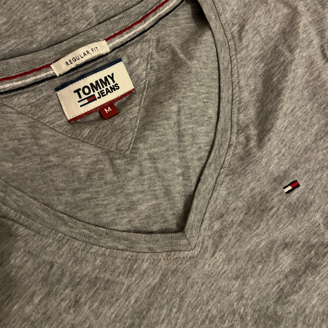 Grå t-shirt från Tommy Jeans - 3