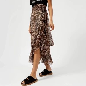 Leopardmönstrad ganni kjol med volang - Snygg leopardmönstrad kjol med volangdetaljer. Kjolen har en omlott-design och är tillverkad i ett lätt och luftigt material. Perfekt för att ge en trendig touch till din outfit. Från ganni strl 38. Jättebra skick 