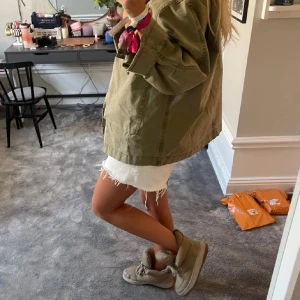 Snygga vinterskor  - Säljer en olivgrön parkajacka med dragkedja och knappar. Jackan har en loose passform och är perfekt för höst och vår. Den har praktiska fickor och justerbar midja för en bekväm stil. Passar perfekt för en avslappnad look.