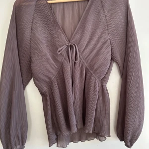 Zara blus - Super söt blus från zara i en brun lila aktig färg, storlek M och knappt använd❤️‍🔥