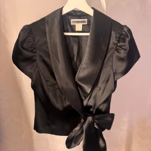 Omlottblus i satin - Säljer denna söta omlottblus i satin!😍 Storlek: 38. Inga defekter. 