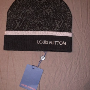 Lv - Mössan är helt ny, jag har inte ens använd den en ända gång. Den är perfekt nu till vintern. Pris kan diskuteras.