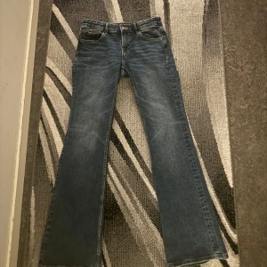 Flared low waist jeans - Säljer dessa superfina mörkblå jeans som är från Lindex💙 De sitter jättefint på och är lowwaist men säljer pga av att jag rensar min garderob. De är i nyskick och endast använda en gång när jag skulle testa de🤗 Köpta i butik för 499, så kan tänka mig att sänka priset om vi kommer överens om det.