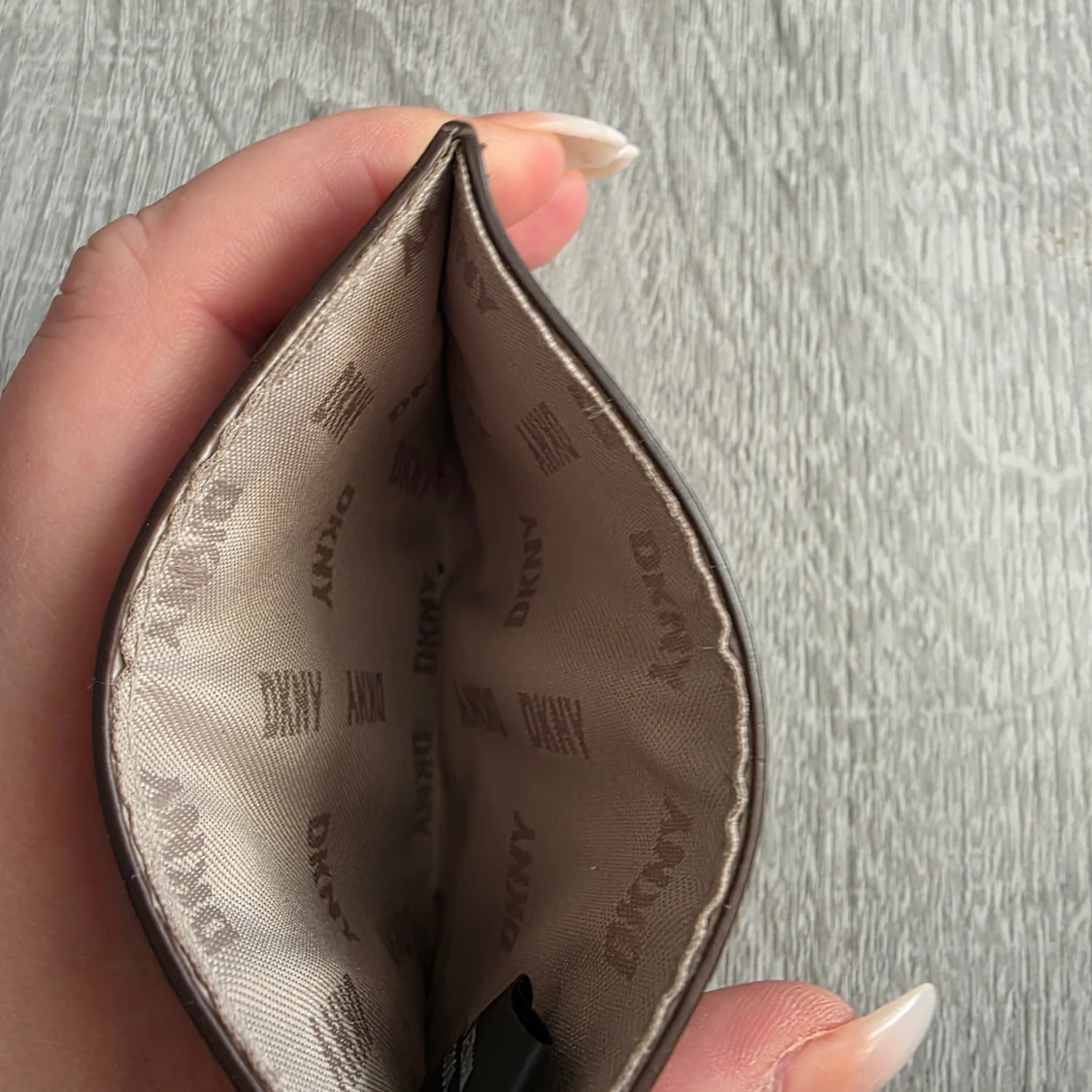 Mörkrosa plånbok från DKNY - 2