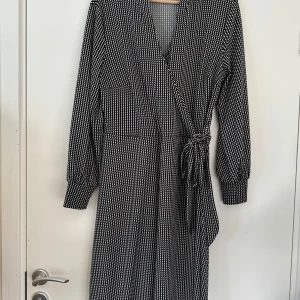 Mönstrad klänning i nästan nyskick - Superskön svartvit knälång mönstrad klänning i storlek L från H&M. Mycket smickrande modell på de flesta och mjukt strechigt vävt material som faller och rör sig fint. Och är dessutom i sådant tyg som aldrig behöver strykas, vilket kanske är det absolut bästa med den här. 😅 