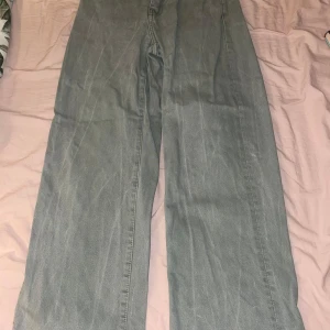 Grå jeans från 157 Boulevard - Snygga grå jeans från 157 Boulevard med en klassisk design. De har en rak passform och är tillverkade i ett slitstarkt denimtyg. Perfekta för en avslappnad stil.