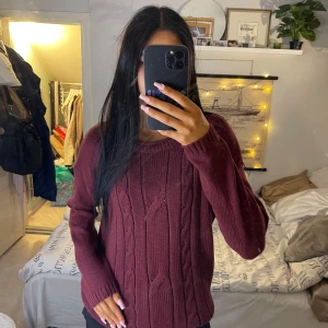 Vinröd stickad tröja från Esmara - Säljer en mysig vinröd stickad tröja från Esmara. Tröjan har ett klassiskt flätmönster⭐️