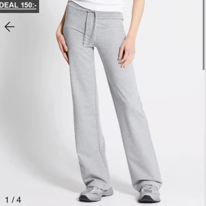 Grå mjukisbyxor med snörning - Säljer ett par bekväma grå mjukisbyxor med snörning i midjan. 