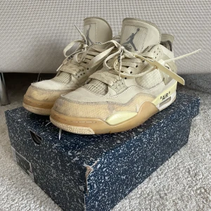 Off-White Jordan 4 ”Sail” - Säljer ett par Off-White Jordan 4 Sails i hyfsat skick. Finns ingen box tyvärr men skickas i en annan Jordan 4 låda.