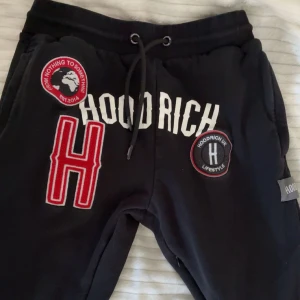 Svarta mjukisbyxor från Hoodrich - Inga fläckar eller skador knappt använda då dom inte passade när jag fick hem dom. Pris kan diskuteras.🤍