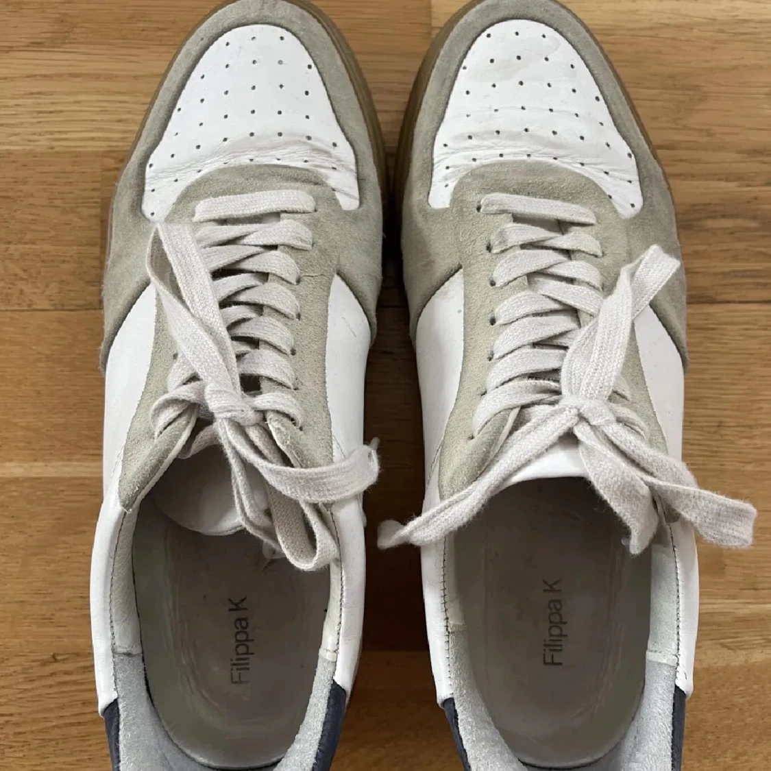 Sneakers från Filippa K i mocka och skinn