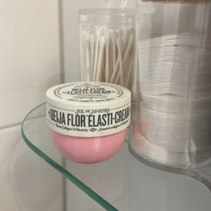 Beija Flor Elasti-Cream från Sol de Janeiro - Beija Flor Elasti-Cream med Cheirosa 68 doft från Sol de Janeiro. Innehåller retinol-liknande cacayolja och växtkollagen för att förbättra hudens elasticitet. Förpackningen är rosa och innehåller 50 ml. Nästan aldrig använd