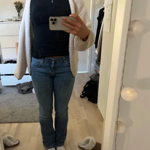 Lågmidjade jeans från Zara - Snygga lågmidjade blå jeans från Zara. De är i en bootcut model. 