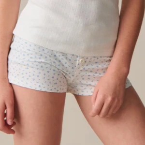 Liknande brandy pyjamas shorts! - Ett par jätte snygga pyjamas shorts från Gina Young!💙 liknande brandy. Är i väldigt bra skick då dom använts ett fåtal gånger💕skriv till mig innan du köper!!!