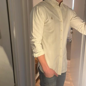 Ralph Lauren Skjorta - Tja säljer en Ralph lauren skjorta i färgen vit och i storlek S passar 170-180 cm ungefär. Nypris 1595 KR mitt pris 299 KR. Inga defekter som hål eller fläckar. Skriv vid frågor eller funderingar.