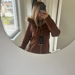 Snygg jacka  - HELT NY MED PRISLAPP KVAR! Info om den finns på sista bilden! Säljer då jag köpte fel storlek, 