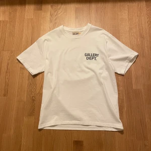 Gallery Dept Souvenir T-shirt - Nu säljer jag min Gallery Dept T-shirt i storlek Small, använd fåtal gånger och är väl omhändertagen! Samma text framme finns på baksidan av tröjan.
