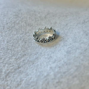 Silver Ring - US storlek 5/5.5, diameter cirka 15.5–16 mm, omkrets cirka 48.7–50.2 mm.  Blanda och matcha dina favoriter! Köp flera artiklar tillsammans för rabatt och spara på frakten.  #silver #ring #vintage #smycken #klassisk