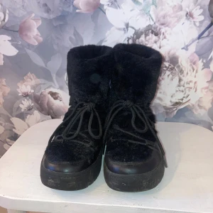 Svarta boots från Linear - Snygga svarta boots från Linear storlek 39 är i super bra skick är nästa aldrig använda säljer för dom aldrig kommer till användning. Kontakta mig för mer 🤍