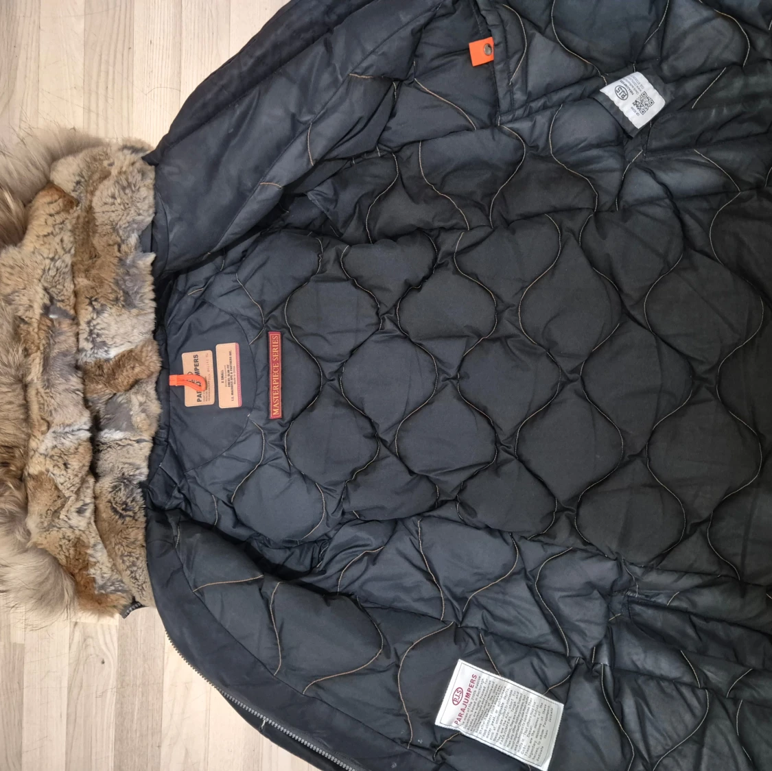 Svart parkajacka med pälsdetaljer - 2