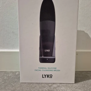 Lyko Thermal Silicone Facial Cleansing Brush - Lyko Thermal Silicone Facial Cleansing Brush är en ansiktsborste med termisk spa- och värmefunktion. Den flexibla borsthuvudet har en 30-graders vinkel och är designad för effektiv rengöring. Inkluderar induktionsladdare och ett mjukt silikonmaterial för skonsam hudvård. Kostar 859kr ny