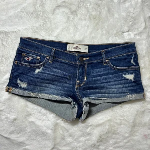 Lågmidjade jeansshorts Hollister  - Lågmidjade jeansshorts från hollister, storlek w27 men stora i storleken. För stora för mig som brukar ha 26-27. Skulle säga att de mer är som en 28-29 i storleken. Midjemått:41. Köp sker via köp nu, jag postar inom 24h. Kvar tills markerad såld 