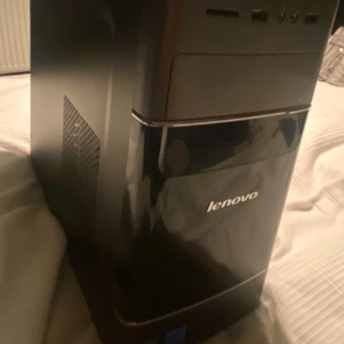 Svart Lenovo stationär dator 