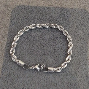 Cordell Armband  - Nytt Cordell Armband. Silverfärgad. Skick 10/10