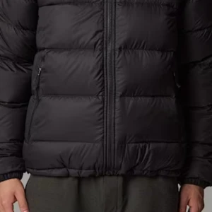 Svart och vit jacka från The North Face - Snygg svart och vit jacka från The North Face med huva och dragkedja. Perfekt för kyliga dagar med sin funktionella design och praktiska fickor. Logotypen är broderad på bröstet. En stilren och funktionell jacka för alla tillfällen.