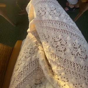 Vit spetskjol - Säljer en elegant vit långkjol i spets med ett vackert mönster. Kjolen har en elastisk midja för bekväm passform. Perfekt till sommaren 🌺💗använd fåtal gånger i Spanien 🇪🇸köpt för 800 kr