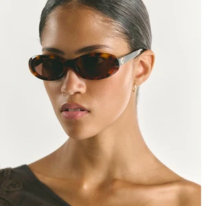 Bruna solglasögon från Louis - Snygga solglasögon i brun sköldpaddsmönster från Corlin eyewear❣️❣️. De har en oval form och Perfekta nu till våren/sommaren för en stilren look.