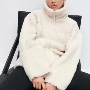 Beige/vit teddyjacka - Säljer denna fina pilejackan från Gina Tricot😍. Storlek XXS men passar som en XS Helt oanvänd och slutsåld på hemsidan. Säljes pga beställde två färger. 