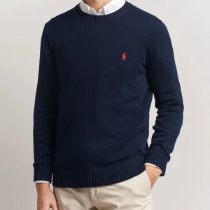 Mörkblå tröja från Polo Ralph Lauren - Säljs pga för liten                                                               nypris 2299kr hos care of Carl.                                         Lite liten i storleken så sitter som mindre medium/ small.                                                                                 9/10 skick inga hål eller defekter