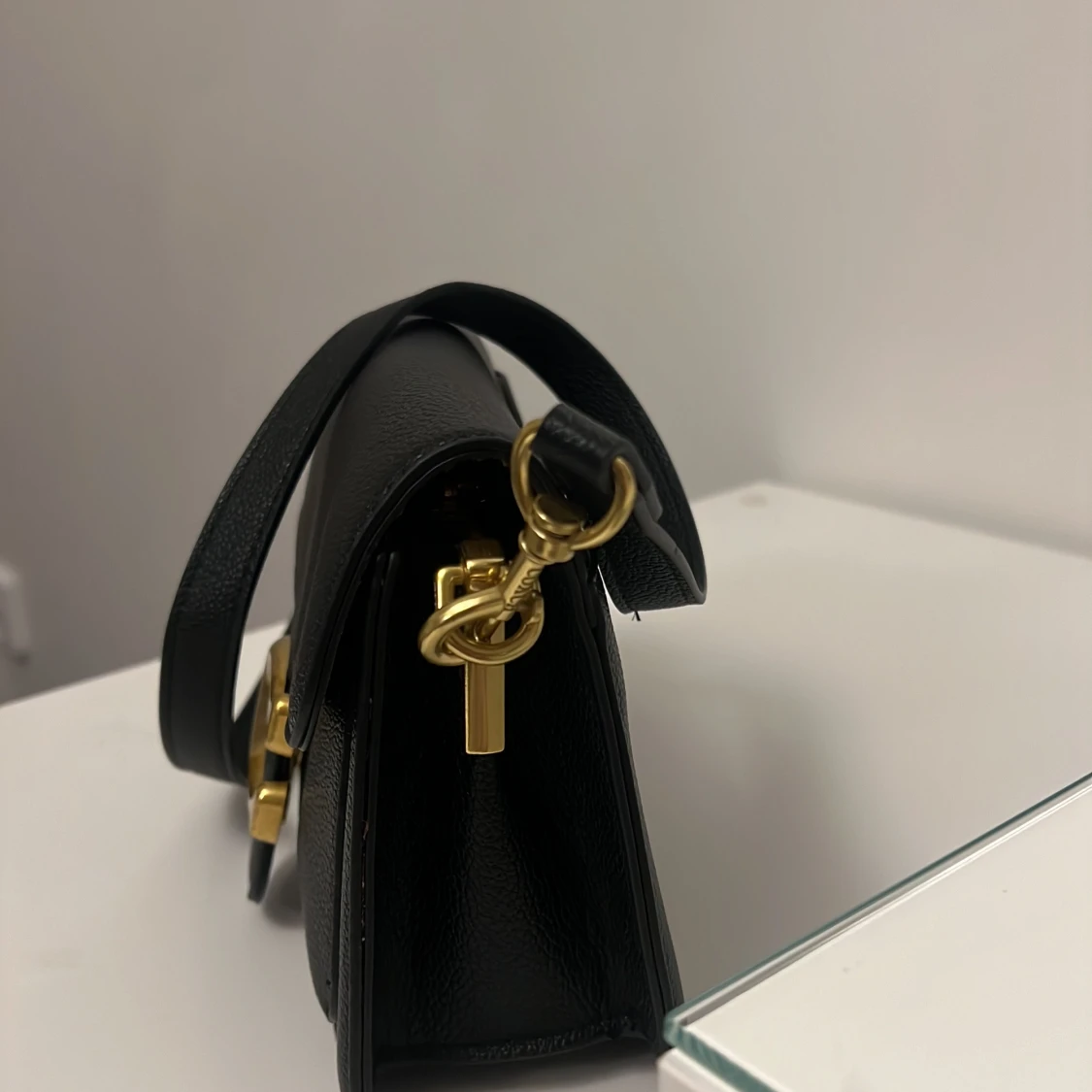 Svart coach väska med guld detaljer , helt ny - 90