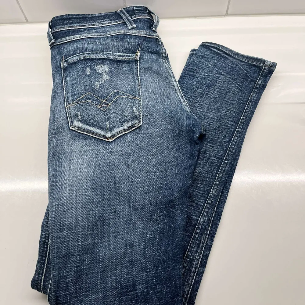 Säljer nu dessa riktigt feta jeansen || bra skick, cond: 8,5/10 || storlek: W30 L32 || passar dig mellan 175-185cm || perfekta jeans nu till vintern || hör av dig vid fler frågor eller funderingar :). Jeans & Byxor.