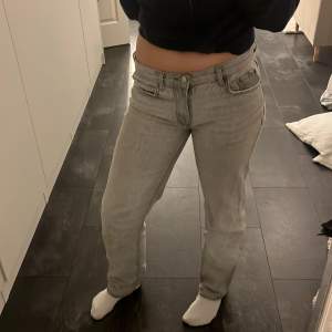 Säljer ett par grå jeans från Gina Tricot i storlek 36. De har en klassisk femficksdesign och är i bra skick. Perfekta för både vardag och fest! 👖pris kan alltid diskuteras