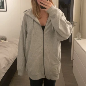 Stor grå siphoodie - Säljer då den inte kommer till användning. Den är storlek S men väldigt stor, passar alla. Man kan vika/ sätta fast den i sidan som på andra sidan. Den är fortfarande mjuk på insidan så knappt använd. 