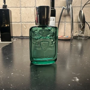 Parfums de Marly Greenley  - Parfums de marly Greenley Eau de Parfum. Mängd kvar enligt bild. Cirka 75% kvar skulle jag uppskatta. Köptes ny på Boozt för cirka 9 månader sedan. Nypris på 75 ml ligger på runt 2000kr. 