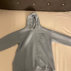 Ljusblå hoodie från Gina Tricot - Säljer en supermysig ljusblå hoodie från Gina Tricot med texten 'MA CHÉRIE' fram och bak . Passar både för hösten och vintern. Säljs för jag inte använder den längre💕Nypris-250