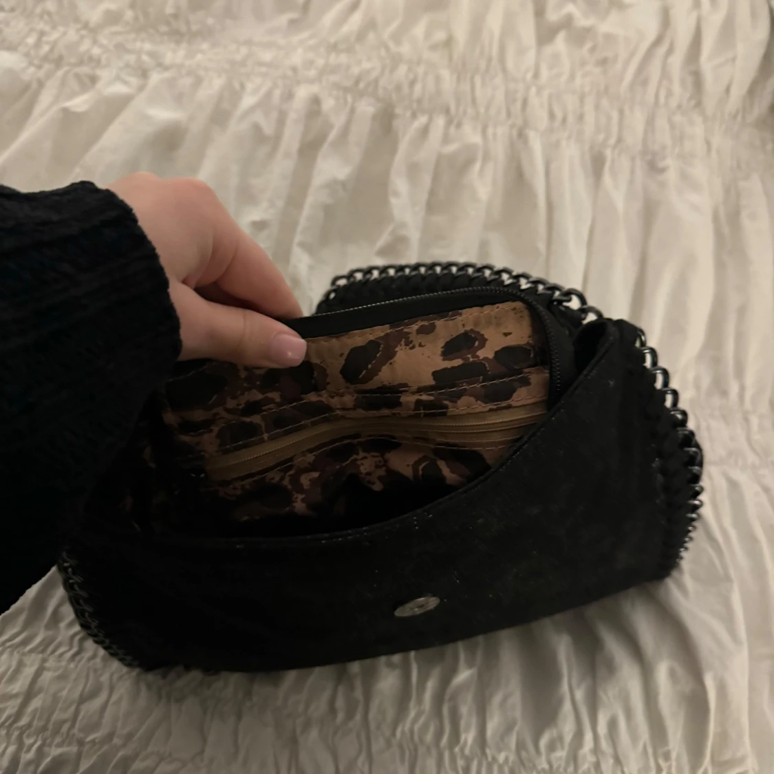 Svart axelväska med kedjedetaljer - 90