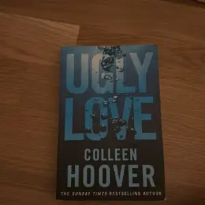 Säljer boken 'Ugly Love' av Colleen Hoover. Det är en gripande kärlekshistoria som bryter mot alla regler. Perfekt för dig som gillar romantik med en twist. Boken är i gott skick och har en snygg omslagsdesign i blått och svart.