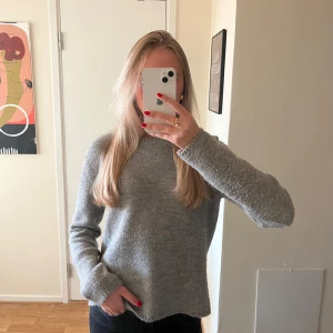 Grå stickad tröja - Mysig grå stickad tröja i bra skick. Perfekt för kyliga höst- och vinterdagar. Den är använd endast ett fåtal gånger! Storlek XS. Skriv ifall fler frågor/bilder💕💕