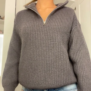 Grå stickad tröja med dragkedja - Säljer en supermysig grå stickad tröja med dragkedja i halsen. Den är i 100% ull 