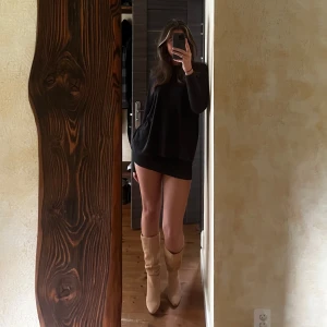 Beige mockastövlar med klack - Svinsnygga beigebruna stövlar från Anna Field, storlek 38. Köpte för 1350 från Zalando, knappt gått i dom. Klacken är runt 8 cm hög🫶 Säljer för att jag har ett annat par jag tycker om mer